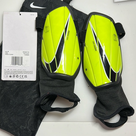 Kids small Nike soccer football Shin Guards - Picture 4 of 4